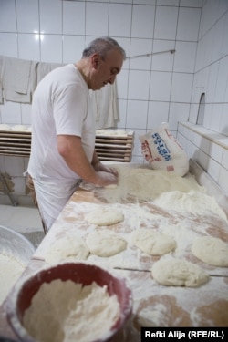 Hysen Qollaku duke përgatitur somune në furrën në Prizren.