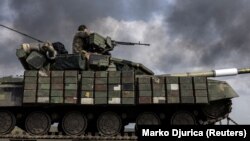 Украински войник е седнал върху танк в района на Луганск, 16 април 2022 г.