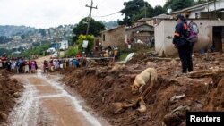 Potraga za tijelima nakon poplava, Dasenhuk nedaleko od Durbana, Južna Afrika, 17. april 2022.