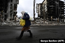 Жінка на вулиці Бородянки Київської області після деокупації, квітень 2022 року