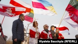 Беларусы каля Сейму Літвы на «Алеі беларускай дэмакратыі» павязалі бел-чырвона-белыя стужкі на дрэвы. Вільня, 25 сакавіка 2026 году