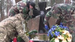 Українці почистили спаплюжений пам’ятник воїнам УПА у Польщі (відео)