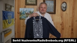Перша вишиванка Костянтина Гудаускаса, подарована волонтерами на день народження 21 травня 2022 року