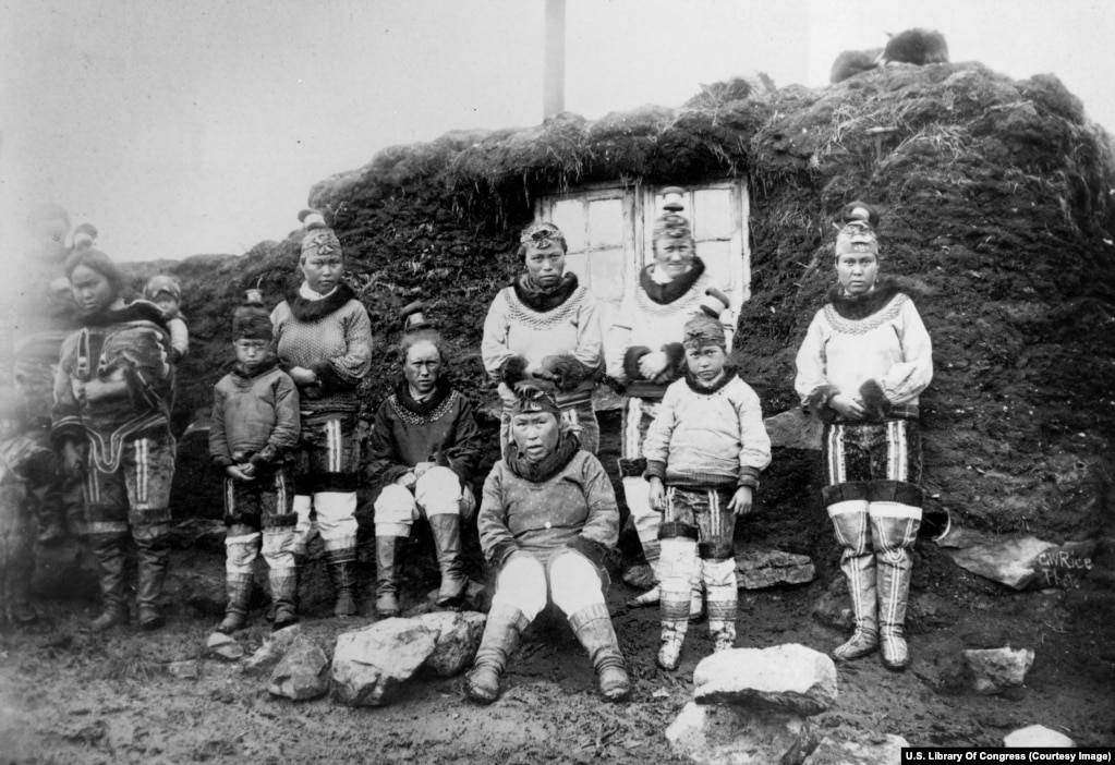 Gratë inuite grenlandeze të fotografuara jashtë shtëpive të tyre në fund të viteve 1800.
