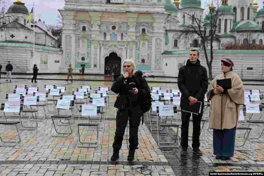 Юлія «Тайра» Паєвська на акції «Порожні стільці», Київ, 15 листопада 2025 року.Учасники розповіли історії зниклих безвісти, незаконно ув’язнених і полонених українських авторів, митців та правозахисників