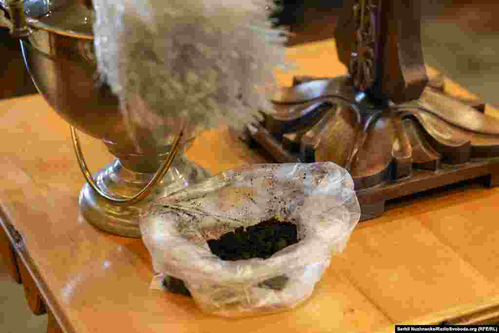 У пакеті на столику біля розп’яття та свяченої води – земля з рідного міста Сергія, Каховки, яка тепер має статус тимчасово окупованої Росією