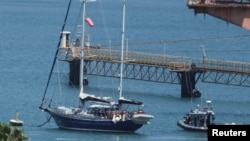 Jahti me flamur britanik, Madleen, me destinacion Gazën, është ankoruar pranë një anijeje ushtarake në portin e Ashdodit, pasi ushtria izraelite e mori nën kontroll, 10 qershor.