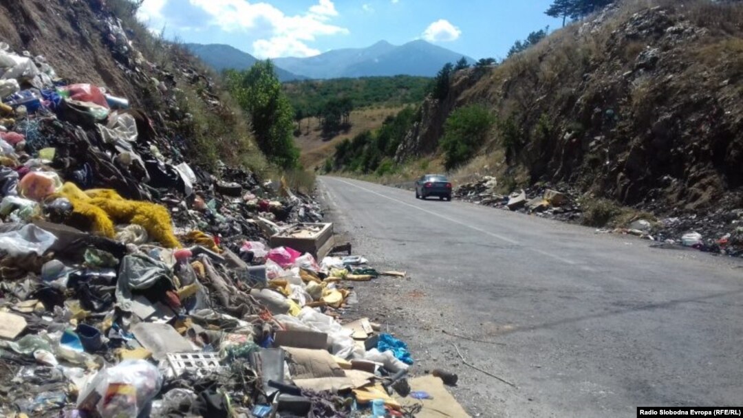 Oбиколницата над Битола, затрупана со смет, пред да ја расчистат.