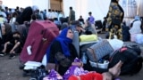 د هرات اسلام کلا ته ستانه شوي افغان کډوال ناست دي - د جون ۲۸مې انځور