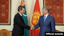 Türkmen DIM-niň başlygy Reşid Meredow gyrgyz prezidenti Almazbek Atambaýew bilen görüşýär. Arhiw suraty.