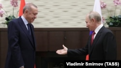 Президент РФ Владимир Путин и президент Турции Реджеп Тайип Эрдоган (справа налево) во время встречи в Сочи. Российская Федерация. 29 сентября 2021 года