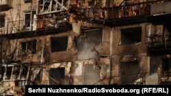 რუსეთის ჯარების მასირებული შეტევის შედეგად განადგურებული სახლი კიევში. 2025 წლის 14 ნოემბერი