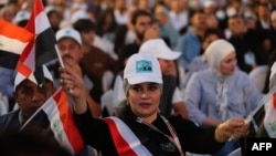 یکی از هواداران محمد شیاع السودانی در گردهمایی انتخاباتی ائتلاف «عمران و توسعه»، بغداد، ۱۶ آبان ۱۴۰۴