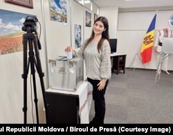 O tânără votează la alegeri de la o secție din Japonia.