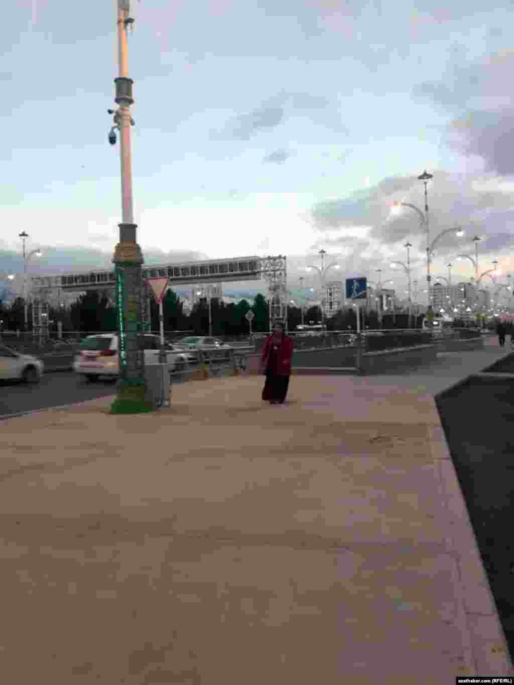 Aşgabadyň esasy köçeleriniň birinde ýerasty geçelgeden çykyp barýan zenan.