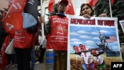 Comuniști ruși la o demonstrație anti-americană la Moscova în fața Ambasadei Ucrainei