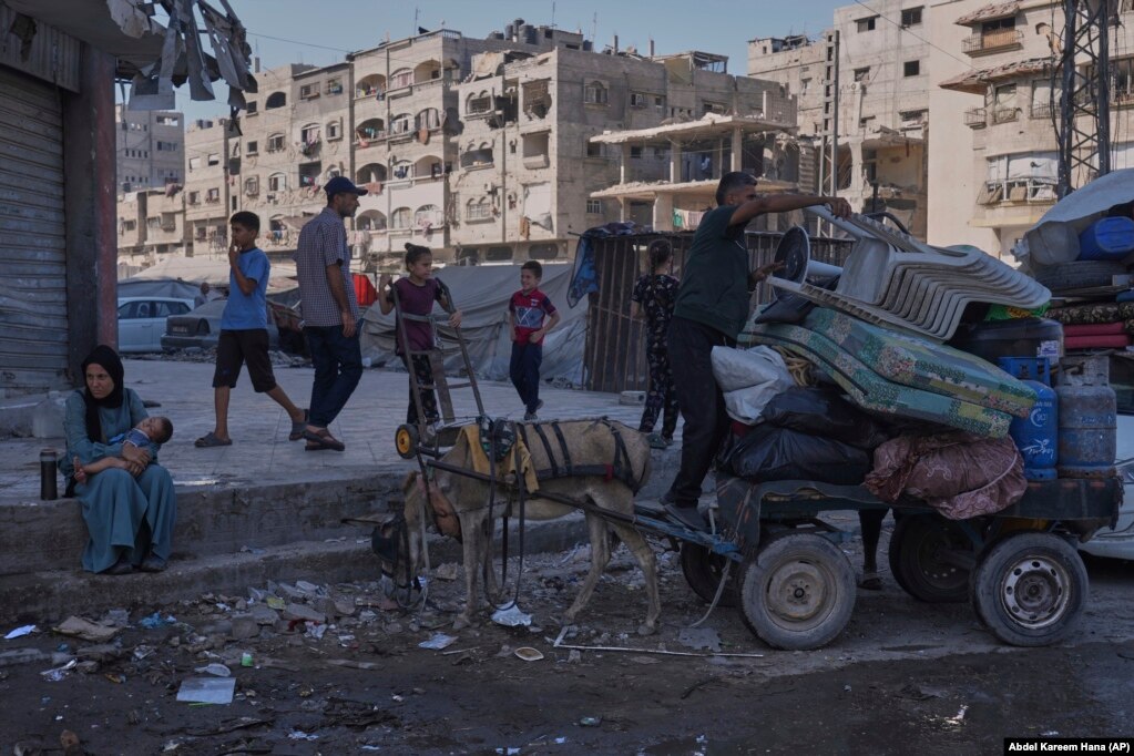 Palestinezë duke bërë gati plaçkat për t'u zhvendosur përsëri, më 28 gusht.
