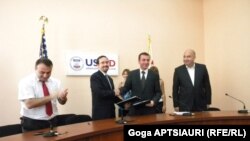 (მარცხნიდან მარჯვნივ): კობა სუბელიანი, საქართველოს ოკუპირებული ტერიტორიებიდან იძულებით გადაადგილებულ პირთა, განსახლებისა და ლტოლვილთა მინისტრი, ჯონ ბასი, ამერიკის შეერთებული შტატების ელჩმა საქართველოში, კახა ბაინდურაშვილი, საქართველოს ფინანსთა მინისტრი და