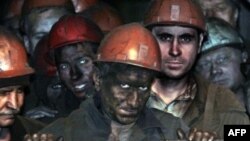 Ukraine -- Miners stand in the bucket as they leave the coalface of a mine in Donetsk, 23Dec2004