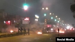 Noýabryň ortalarynda Eýranyň hökümeti benziniň bahasynyň ýokarlandyrylýandygyny yglan edensoň, ýurduň dürli künjeginde protestler geçirildi. 17-nji noýabr, 2019 ý.