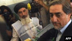عبدالله هنگام رای دادن در دور اول انتخابات ریاست جمهوری
