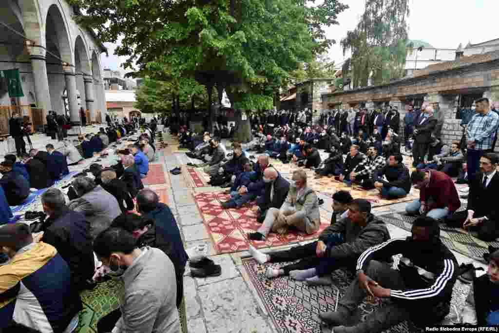 Bosnian Muslims wear face masks as they pray in front of the Gazi Husrev-beg Mosque in Sarajevo.&nbsp;