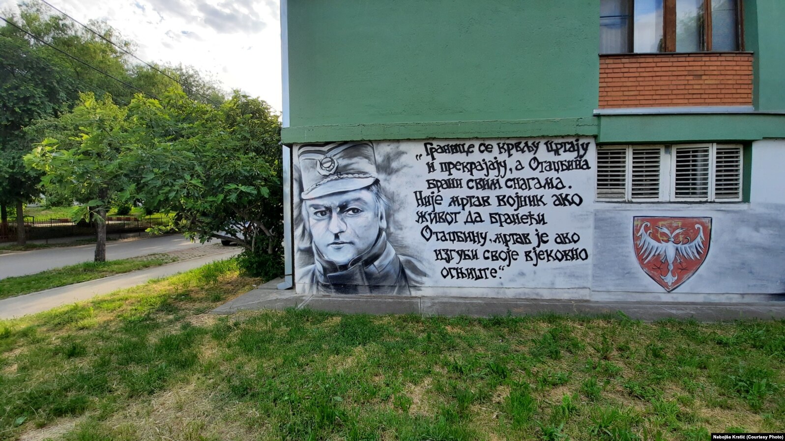 Mural i Ratko Mlladiqit në lagjen Kotezh të Beogradit.