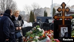 Матери Алексея и Юлии Навальной, Людмила и Алла, стоят у могилы Алексея, 2 марта 2024 года