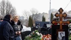 Mormântul lui Aleksei Navalnîi la o zi după înmormântare, la 2 martie 2024. 
