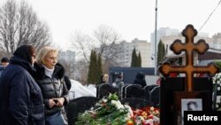 Mormântul lui Aleksei Navalnîi la o zi după înmormântare, la 2 martie 2024. 