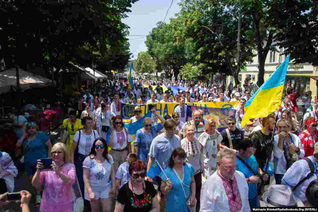 Учасники маршу пройшли центральною вулицею Дерибасівською до Одеської міської ради