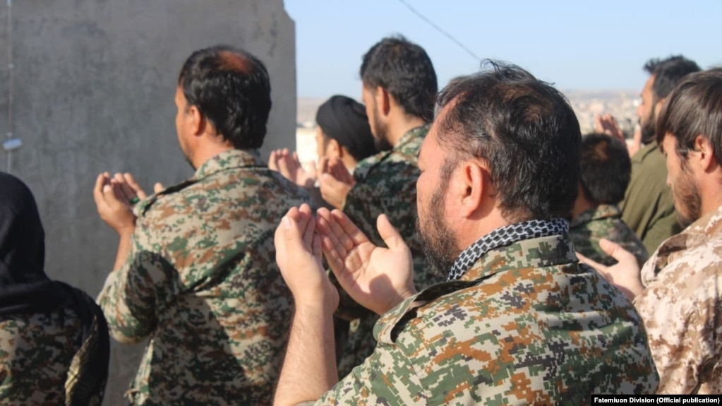 شماری از نیروهای فاطمیون، سازماندهی شده توسط جمهوری اسلامی، در یکی از پایگاه‌های این گروه در سوریه