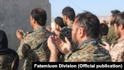 شماری از نیروهای فاطمیون، سازماندهی شده توسط جمهوری اسلامی، در یکی از پایگاه‌های این گروه در سوریه