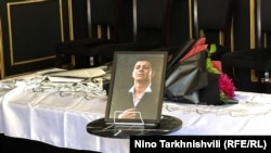 პირველ სექტემბერს, ბელიაშვილის ქუჩაზე მდებარე სარიტუალო სახლში აფხაზი ბლოგერის სამოქალაქო პანაშვიდი გაიმართა