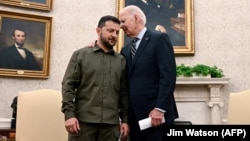 U.S. President Joe Biden (right) meets with Ukrainian President Volodymyr Zelenskiy in the Oval Office of the White House in September 2023.