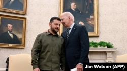 Predsjednik SAD-a Joe Biden (desno) s ukrajinskim predsjednikom Volodimirom Zelenskim u Ovalnom uredu Bijele kuće u septembru 2023.