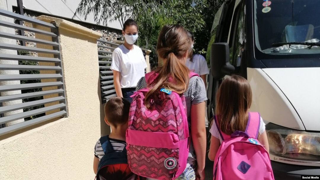 Акција за донација на училишен прибор на ученици од семејства од ранливи категории спроведена од „Ways2Help“ и „Вистински дела на љубезност“.