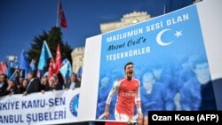 Borac za ljudska prava muslimanske manjine Ujguri drži plakat njemačkog veznjaka turskog porijekla i igrača Arsenala Mesuta Ozila sa porukom "Hvala ti što si naš glas", Istanbul, 14. prosinca 2019.