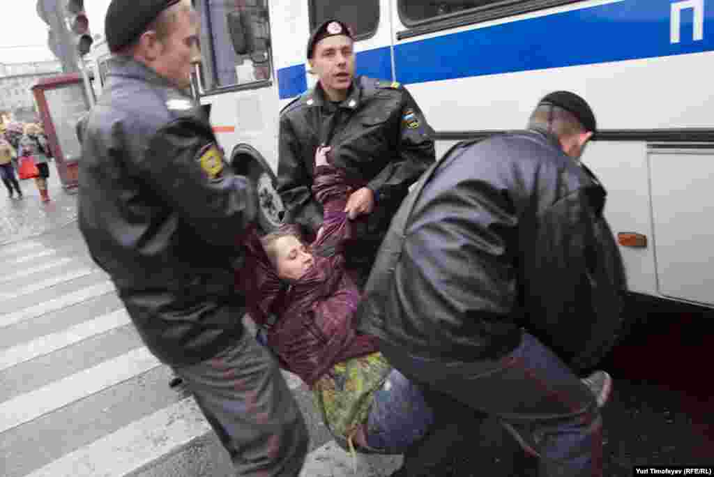 Акция продолжалась не более 30 секунд – ожидавшие на площади полицейские в течение нескольких минут задержали всех протестующих и погрузили их в автобусы. 