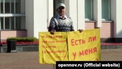 Удмуртский ученый Альберт Разин на пикете у здания Госсовета Удмуртии, после которого он совершил самосожжение. Ижевск, 10 сентября 2019 года