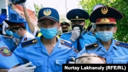 Полиция наразылық митингісіне келген адамдарды алаңға өткізбей тұр. Алматы, 6 маусым 2020 жыл.