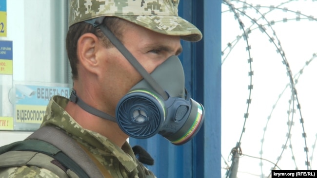 Український прикордонник споряджений засобами протиепідемічного захисту
