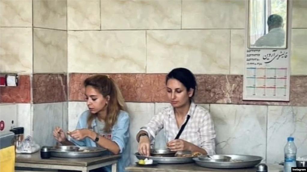 دنیا راد (سمت راست) در یک رستوران تهران در حال خوردن صبحانه.