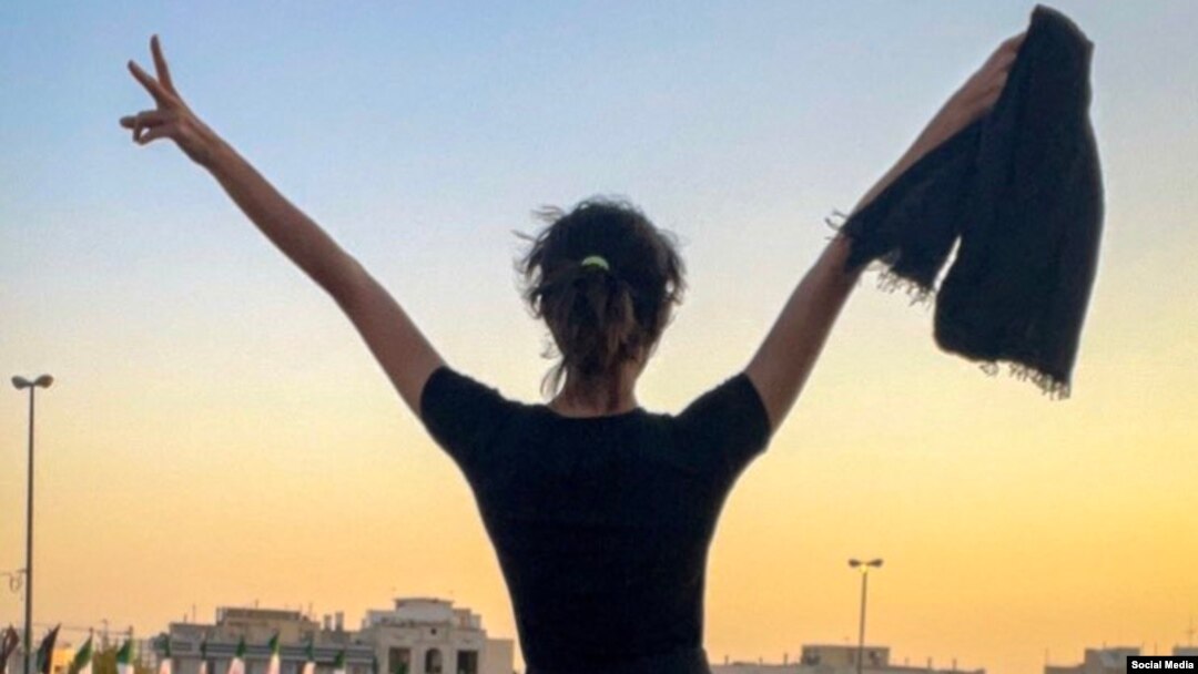 Fetele și femeile iraniene își dau jos hijab-ul, în semn de protest față de moartea tinerei Mahsa Amini și a regimului liderului suprem, ayatollahul Ali Khamenei. Protestele continuă și se extind la muncitorii din uzine.