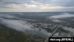 Uzina Metalurgică de la Râbnița, fotografiată de pe malul drept al Nistrului, la Rezina.