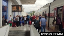На платформе вокзала у поезда «Тбилиси – Батуми»