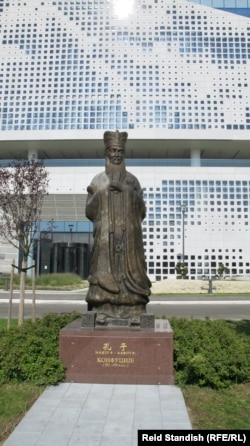 Konfuciusz szobra a belgrádi Kínai Kulturális Központban