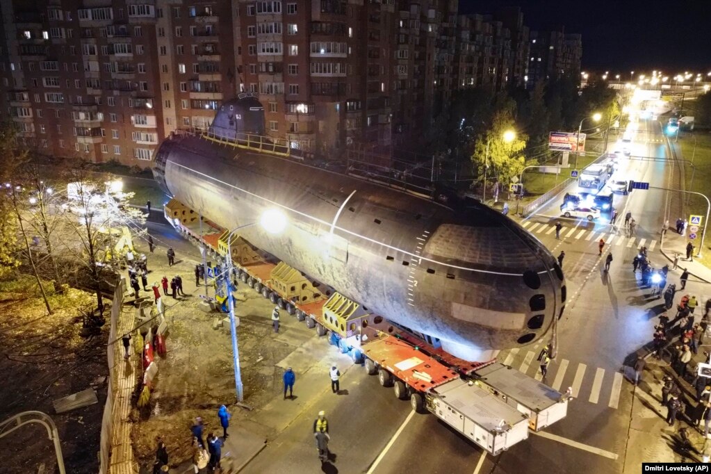 Harku i nëndetëses sovjetike K-3 Leninsky Komsomol transportohet në një muze në qytetin e Kronstadt, jashtë Shën Petersburgut, Rusi, më 12 tetor. &nbsp;