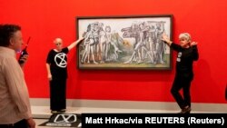 Doi activiști australieni ai organizației Extinction Rebellion s-au lipit de tabloul „Masacru în Coreea” al lui Pablo Picasso. Protestului este doar unul într-o serie lungă de demonstrații care lasă publicul cu semne de întrebare în ceea ce privește metodele activiștilor. 