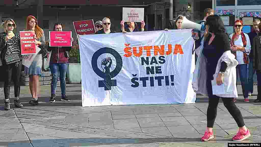 U većini gradova je organizovana šetnja, dok su se u ostalim žene okupile na centralnim trgovima. Protest u centru Banjaluke.